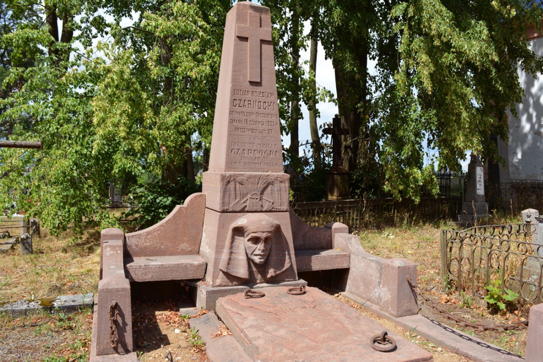 Ekscentryczny pomnik na cmentarzu w Prużanie
