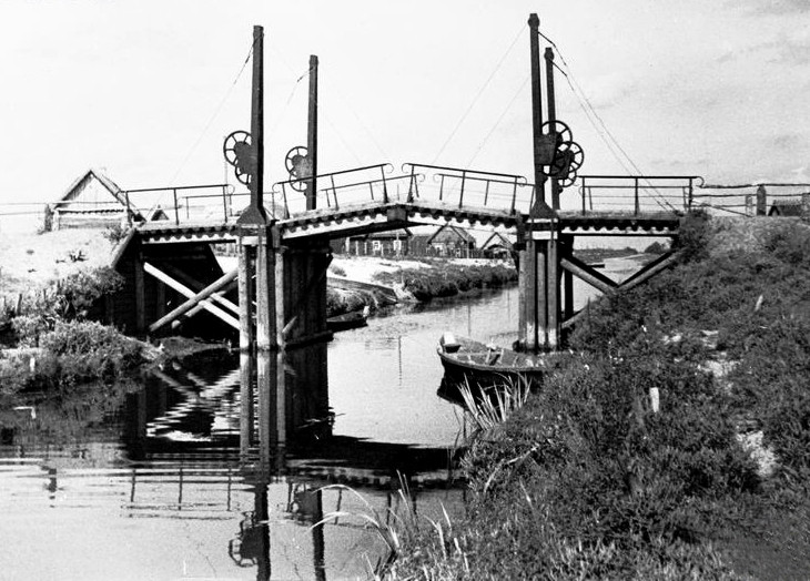 Przedwojenny most zwodzony na Kanale Ogińskiego 
