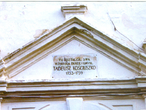 Tablica pamiątkowa nad bramą kolegium Pijarów w Lubieszowie (stan obecny) Fot. Google, Panoramio