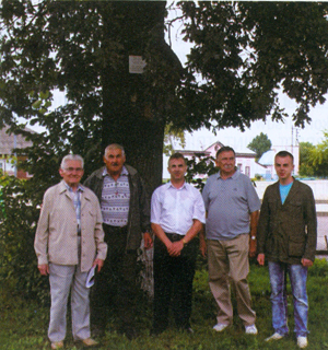 Drzewo Wolności w Dawidgródku (drugi z lewej kustosz muzeum - pan Mikołaj Pawłowicz)