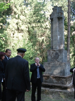 Przy pomniku żołnierzy 78 PP Strzelców Słuckich z 1920 r. śp. Janusz Krupski, Jarosław i Elżbieta Książkowie, 18.08. 2009 r.