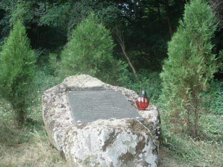 Kamień z tablicą pamiątkową w Szostakowie, miejscu urodzenia Romualda Traugutta