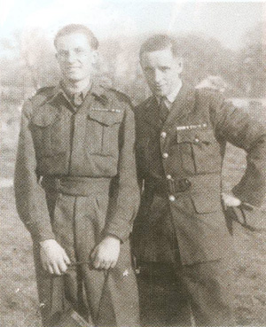22. Żołnierze Armii Andersa, uczestnicy walk o Monte Cassi- no. Od lewej: Tadeusz Bubień i Jan Gilejko. 