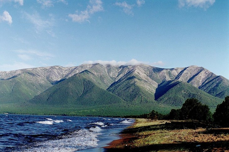 Jezioro Bajkał źródło : http://pl.wikipedia.org/wiki/Przybajkale#mediaviewer/Plik:26_swiatoinos.jpg 