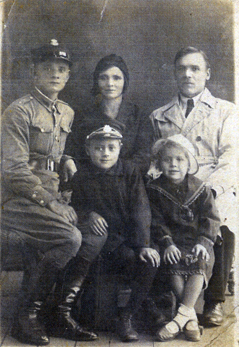Od lewej strony Józef w mundurze, babcia i dziadek I ich dzieci czesław i Teresa 
