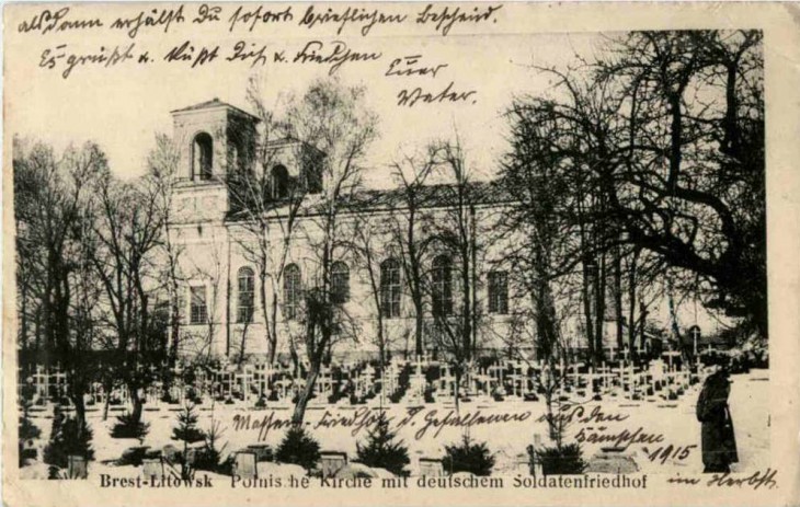 Pocztówka z widokiem na kościół i cmentarz