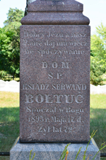 "D.O.M." (Deo Optimo Maxime-Bogu Najlepszemu Największemu) - napis na pomniku ks.S.Bołtucia. Szereszów