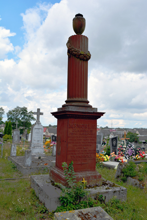 Pomnik w kształcie "kolumny wolnostającej" na grobie W. Trembickiego. Prużany