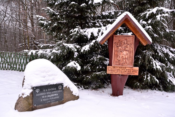 Kapliczka św.Huberta i tablica upamiętniająca 60. Jubileusz na posesji KŁ "Dąbrowa" na skraju lasu obok w.Mokrany Nowe