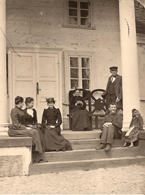 Karolina i Julian Karpowiczowie z dwiema córkami, ich kuzynką, nauczycielem i wiejską dziewczynką. 1892 