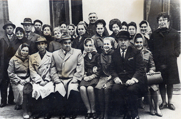 Pani Lidia Romanowicz (w środku na dole) jako najmłodsza w gronie pracowników archiwum