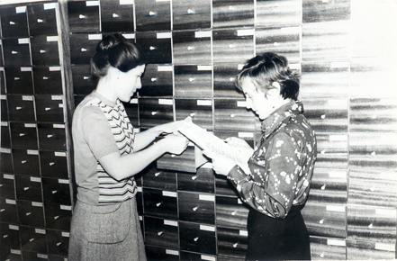 Lidia Romanowicz (od lewej) podczas pracy w archiwum