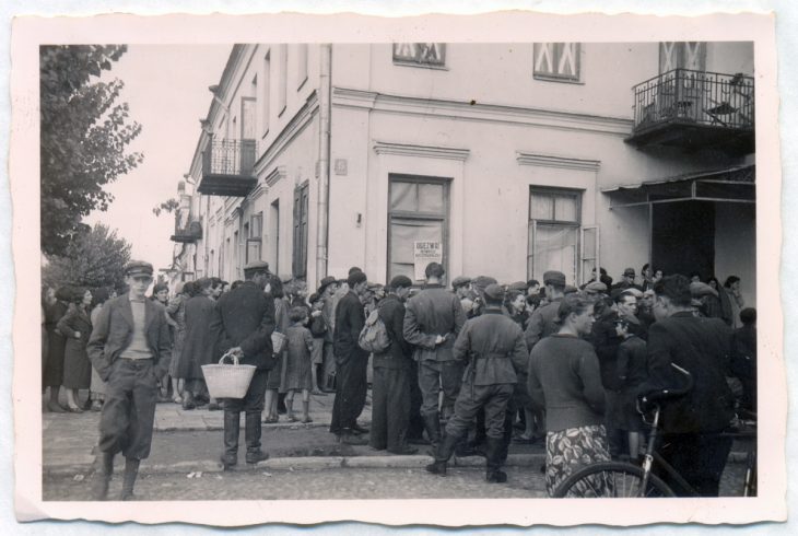 Ulice po zdobyciu miasta przez wojska niemieckie. W centrum – grupa żołnierzy Wehrmachtu. Brześć, 20 września 1939 r.