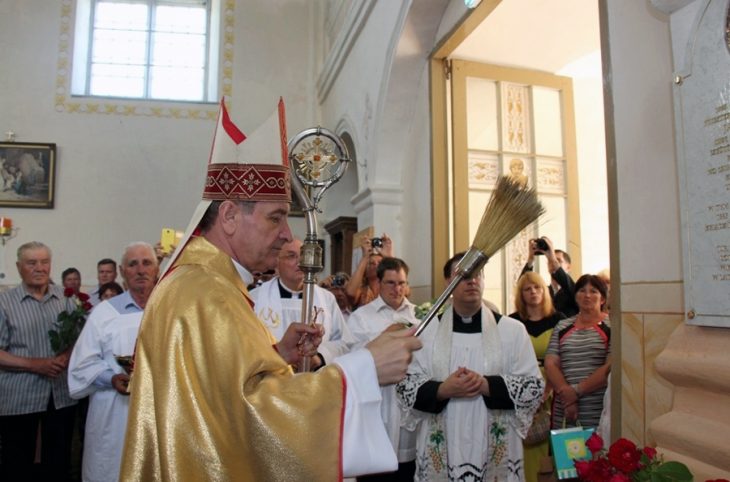 Ksiądz biskup Jānis Bulis wyświęca tablicę pamiątkową ks. Janowi Wasilewskiemu 