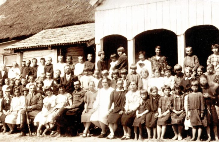 Emilia Kozłowska z uczniami w Dobrej Woli 08.05.1931 r.