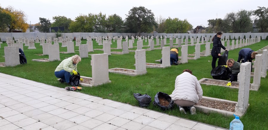 Jesienne porządki na Cmentarzu z wojny polsko-bolszewickiej w Brześciu