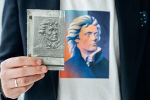 Nieznany wizerunek tablicy Tadeusza Kościuszki i fotografie pałacu Pusłowskich